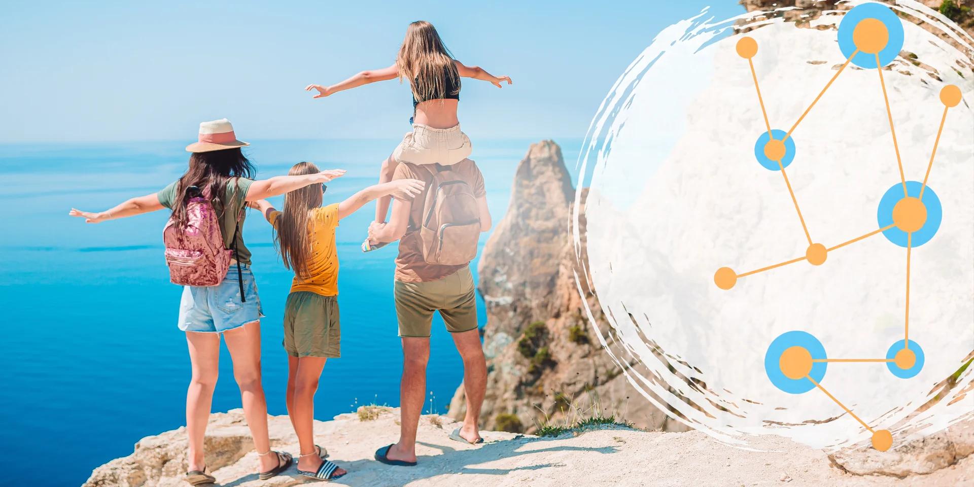 Famiglia in viaggio con le braccia aperte sul mare